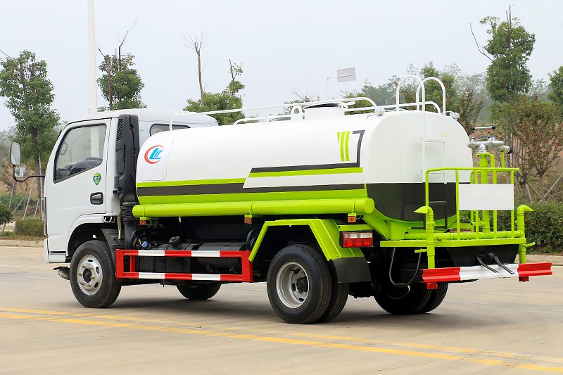 國(guó)六東風(fēng)小福瑞卡5噸灑水車(chē)